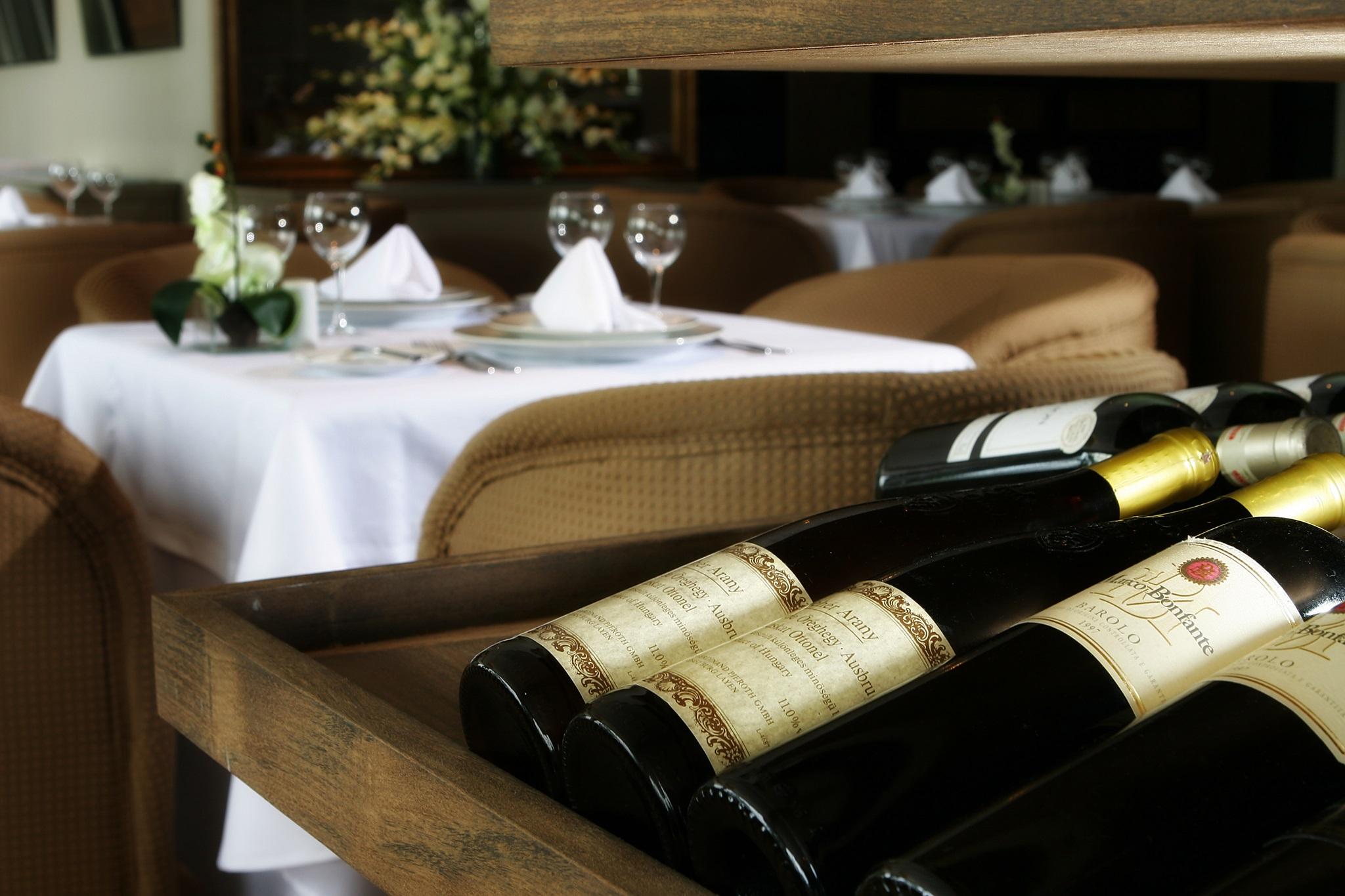 Marina Park Hotel Форталеза Екстериор снимка Wine bottles in a wine rack